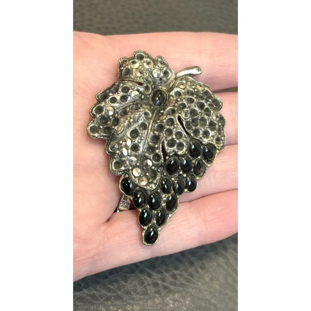 VTG DECO Pot Metal Black Faux Onyx Cabochon Marcasite Grape Bunch Brooch READ